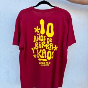 CAMISETA "10 AÑOS DE BIRRA Y KAOS" BURDEOS